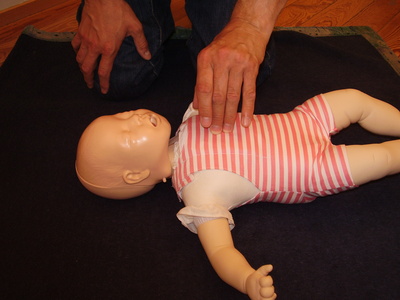 Herzmassage Säugling