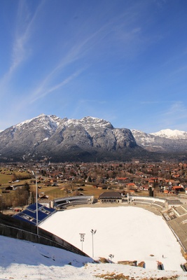 Olympiaschanze Garmisch mit Blick auf Kramerspitz 03
