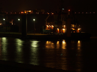 Ein Schlepper auf der Weser an Ihrer Anlegestelle