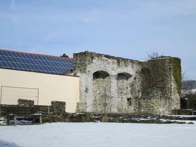 Solaranlage hinter historischen Ruinen