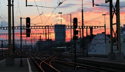 Bahnhof und Geleise im Sonnenuntergang