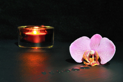 Wellness Stil Kerze mit Orchidee
