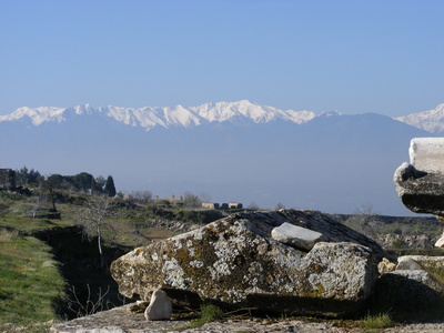 Taurus Gebirge von der Nekropole in Hierapolis