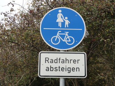 Radfahrer absteigen