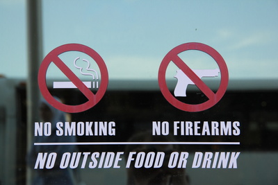 Feuerwaffen und Zigaretten verboten