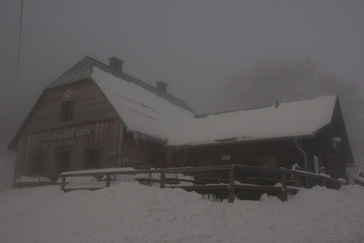 Anton Schosserhütte im Nebel