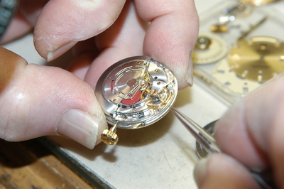 Uhrmacher Handwerker bei der Arbeit Hand