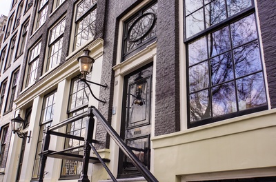 Elegante alte Fassade in Amsterdam