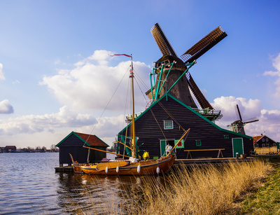 Windmühlen und Boot im Freilichtmuseum Zaanse Schans