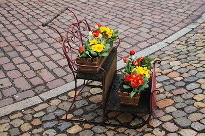 Ein Blumenbänkchen in der Altstadt