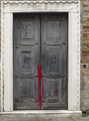 Rot markierte Tür in Venedig