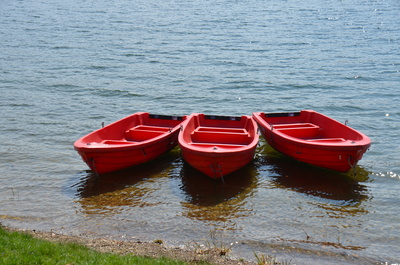 Drei Rote Boote