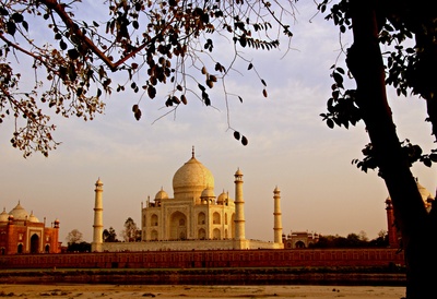 Sonnununtergang am Yamuna Flussufer gegenüber des Taj Mahal  4