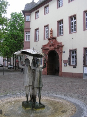 Drei-Mädchenbrunnen am Ballplatz, Mainz