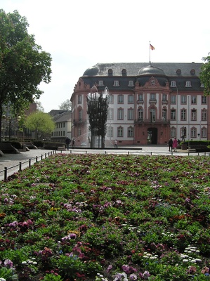 Osteinerhof mit Fassnachtsbrunnen