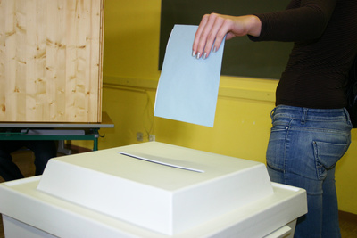 Wahlurne mit Stimmzettel