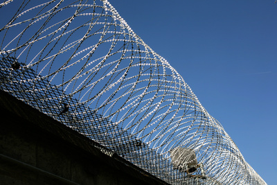 Stacheldraht auf Gefängnismauer