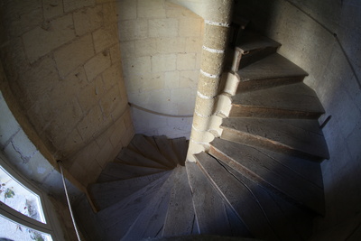Holztreppe im Steinturm eines Schlosses