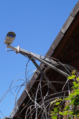Kamera mit Stacheldraht am alten Gefängnis Oldb.