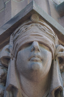 Statuen - Gesichter am Gerichtsgebäude Oldb.