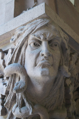 Statuen - Gesichter am Gerichtsgebäude Oldb.