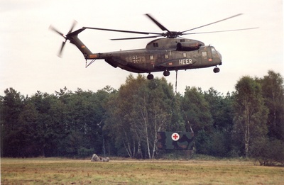 CH -53 fliegt Aussenlast ein - Sankabine
