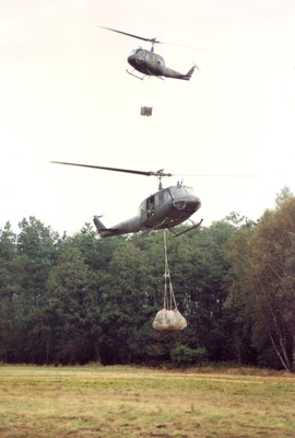 Bell UH 1-D fliegen Aussenlasten ein
