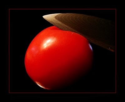 Messer trifft Tomate