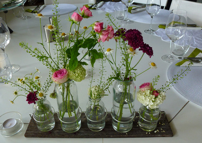 Tischdeko mit kleinen Vasen