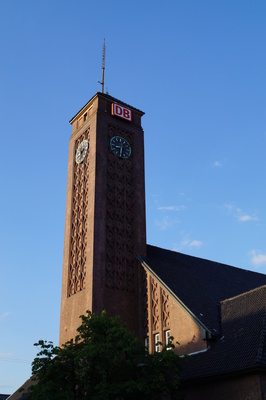 Turm Oldenburger Hbf . - Licht und Schattenspiel