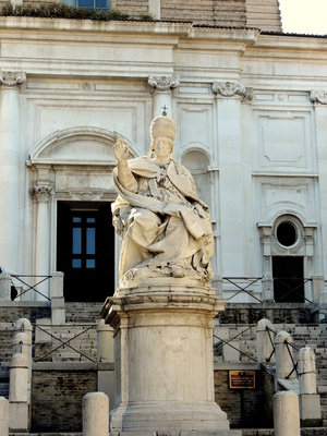 Statue von Papst Clemens XII, 1738