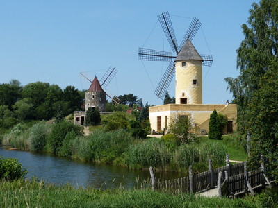 2 alte Windmühlen
