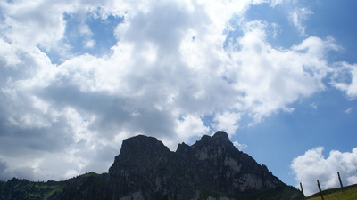 Bergspitze mit Wolken