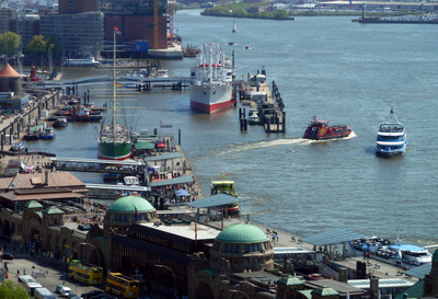 Hamburg - Landungsbrücken mit Fischmarkt von oben