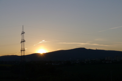 Strommast vor dem Taunus