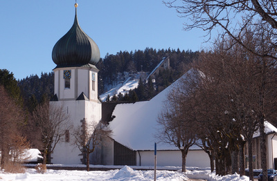 Hinterzarten mit Stadtkirche und Sprungschanzen