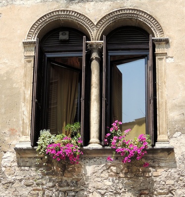 Garda, Rundbogenfenster