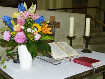 Altar im Blumenschmuck
