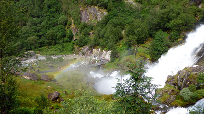 Tosender Wasserfall mit Regenbogen