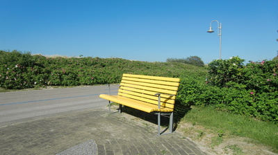 Gelbe Bank an der Promenade in Heiligenhafen