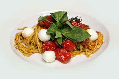 Spaghetti mit Tomaten und Mozarella