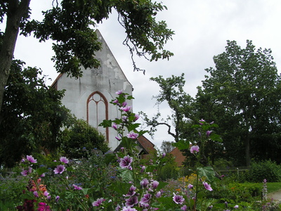 Starkow - Dorfkirche mit Pfarrgarten