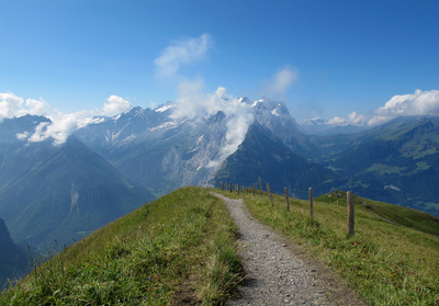 Der Weg in die Berner Alpen