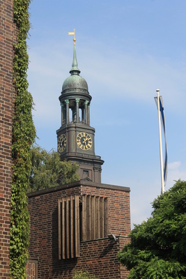 vorne: Finnische Kirche