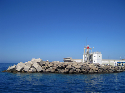 Wellenbrecher mit Leuchtturm