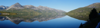 Im Norwegischen See spiegelnde Landschaft