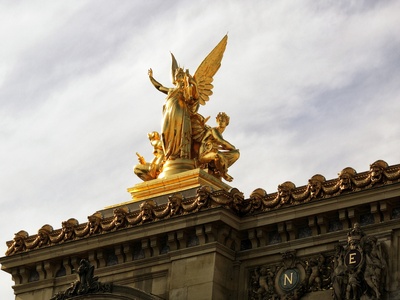 Poesie-Statue auf dem Dach der Opéra Garnier