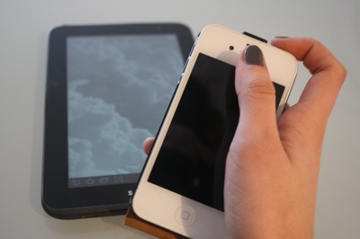 mobil mit Smartphone und Tablet