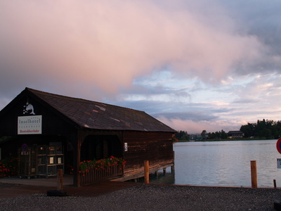 Rosa Morgenwolke über dem See