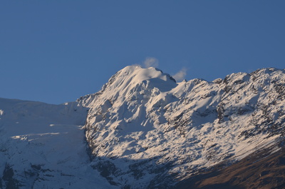 Schneebedeckter Berggipfel in den Anden